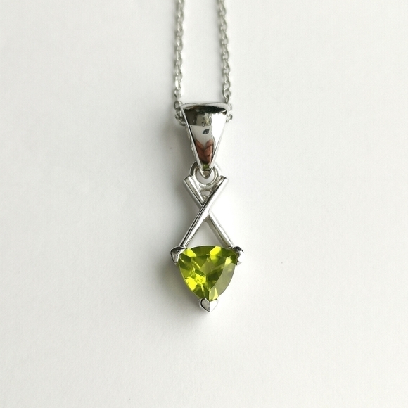 Sterling silver trillion cut Peridot pendant necklace 🆕 - Picture 6 of 6